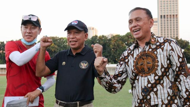 Manajer pelatih Timnas Indonesia, Shin Tae-yong, bersama Menpora Zainudin Amali dan Ketua PSSI, Mochamad Iriawan.