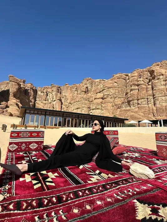 Di potret lain, BCL tampil bak cewek mamba dengan outfit serba hitam. Memadukan dress panjang dengan kerudung turban hitam. [@itsmebcl]