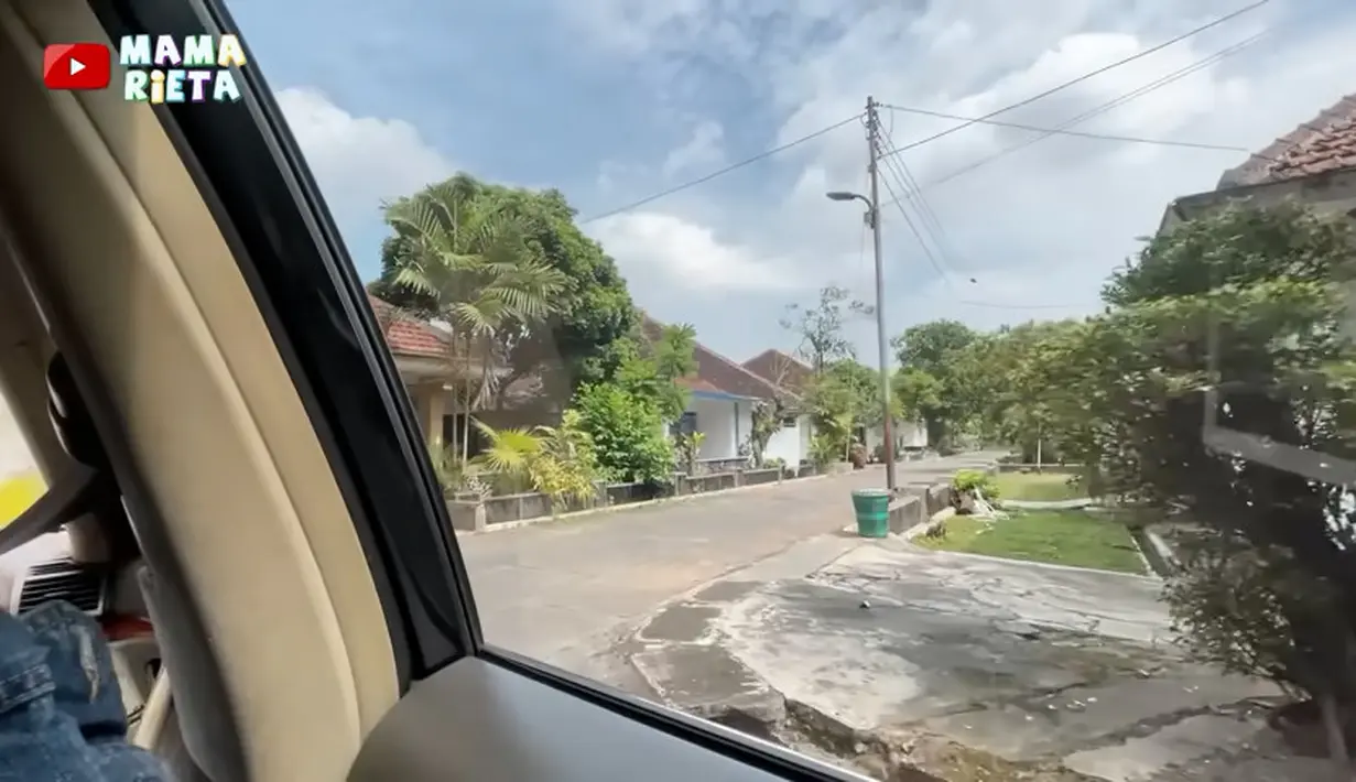 "Yang biru itu lho rumah Oma Opa dulu. Ini komplek, kok nggak dibener-benerin ya, kok gini ya" kata Mama Rieta dalam tayangan tersebut. [Youtube/Mama Rieta]