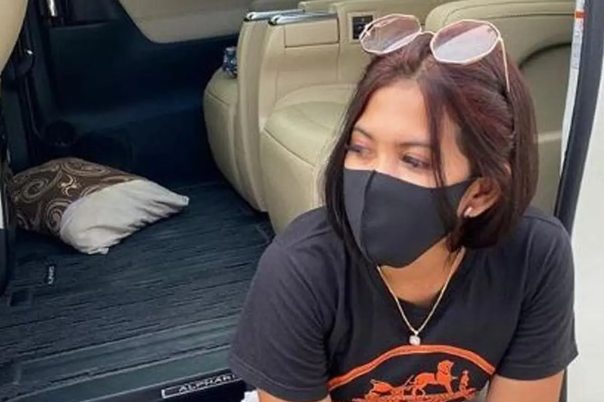 Wanita di Pasuruan Bagikan Nasi Bungkus, Sembako dan Uang Rp1 Juta