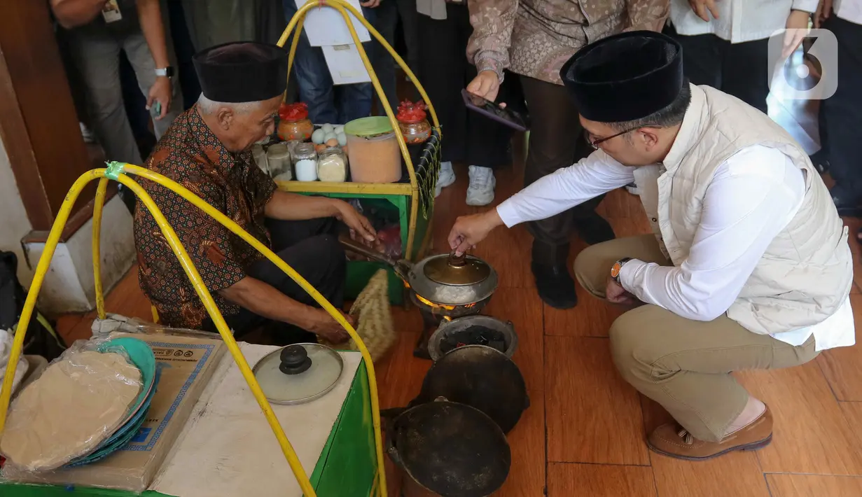 Mereka keliling melihat-lihat bangunan betawi yang didirikan di sana, hingga mencicip kerak telor, makanan khas Betawi. (Liputan6.com/Herman Zakharia)