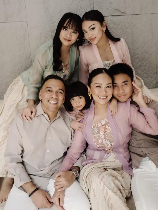 Warna Warni Busana Lebaran Keluarga Artis Tanah Air, dari Nagita Slavina hingga Maudy Ayunda