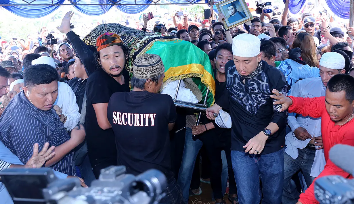 Teman-teman dekat Olga Syahputra seolah berebut menunjukkan simpati untuk Olga Syahputra  (Foto: Galih W Satria)