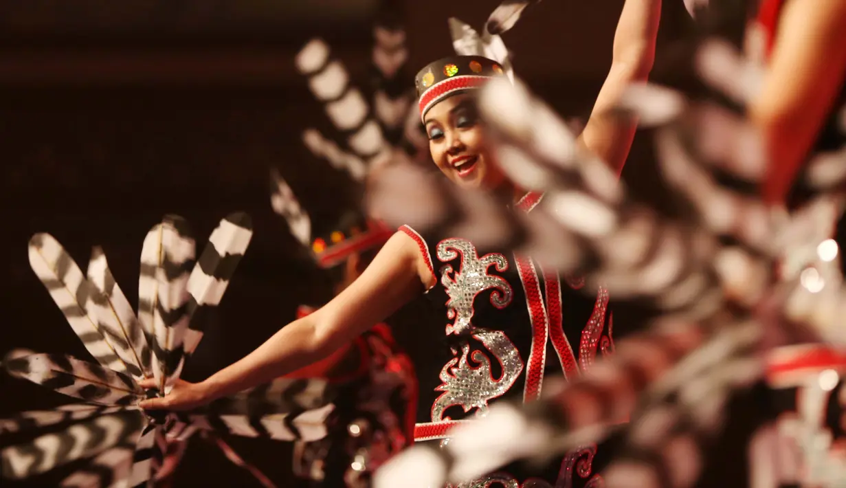 Para penari menampilkan tarian Dayak dari daerah Kalimantan pada Pembukaan Kejuaraan Dunia Wushu 2015 di JCC, Senayan, Jakarta, Jumat(13/11/2015). (Bola.com/Nicklas Hanoatubun)