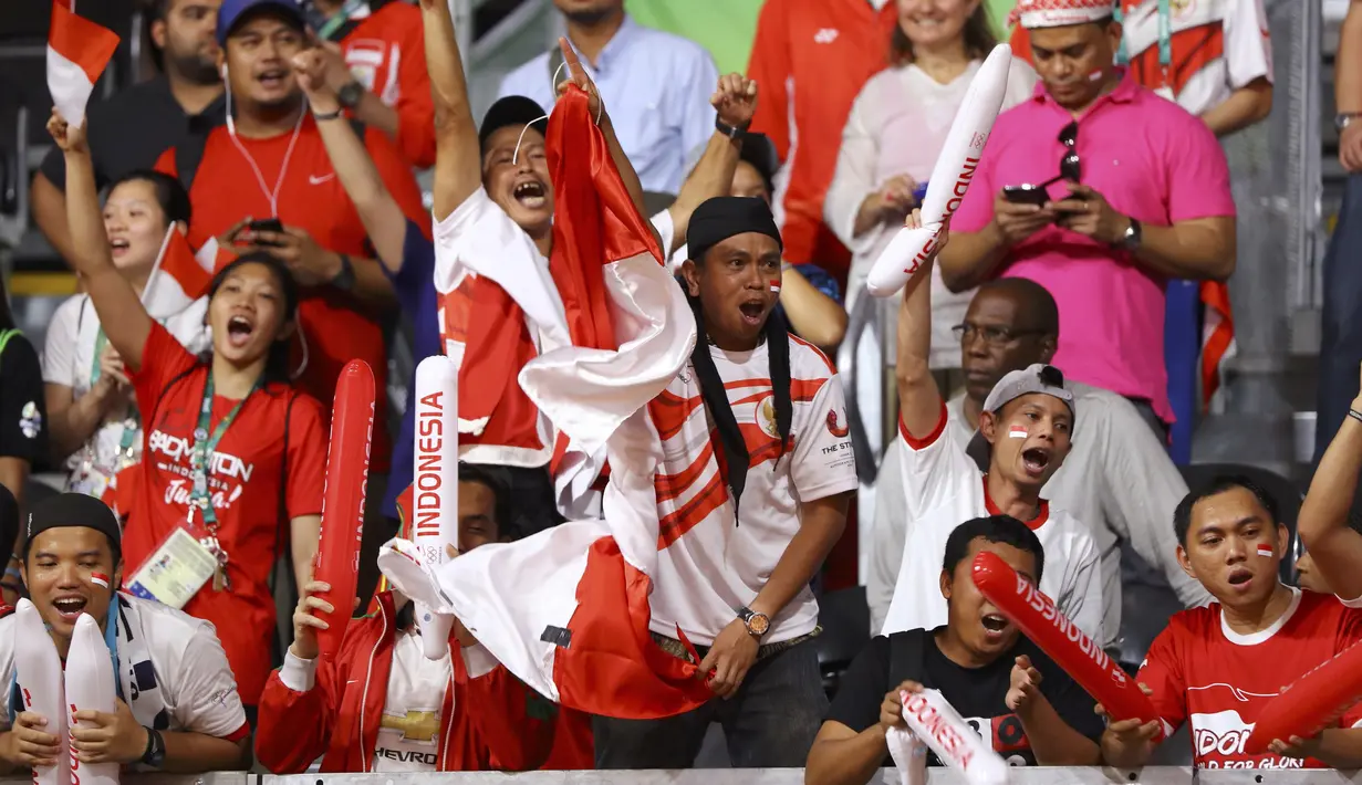 Suporter Indonesia berteriak gembira setelah Tontowi Ahmad dan Liliyana Natsir meraih medali emas ada cabang bulutangkis pada Olimpiade Rio 2016 di Stadion Riocentro, Rio de Janeiro, (17/8/2016).    (REUTERS/Mike Blake )