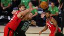 Pebasket Boston Celtics, Daniel Theis, berebut bola dengan pebasket Toronto Raptors, Marc Gasol, pada laga NBA di Lake Buena Vista, Senin (7/9/2020). Boston Celtics menang telak 111-89 atas Toronto Raptors. (AP/Mark J. Terrill)