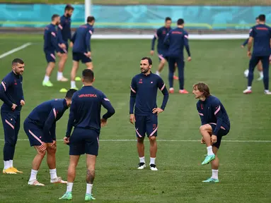 Para pemain Kroasia mengambil bagian dalam sesi latihan MD-1 di Firhill Stadium di Glasgow (21/6/2021). Timnas Kroasia akan berjumpa Skotlandia di babak pemungkas Grup D Euro 2020 (Euro 2021) di Hampden Park. (AFP/Paul Ellis)