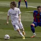 Gelandang Real Madrid Luka Modric mencoba melewati pemain Eibar dalam lanjutan Liga Spanyol di Estadio Alfredo Di Stefano, Sabtu (3/4/2021) malam WIB. (AP Photo/Bernat Armangue)