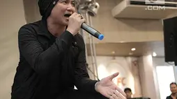 Aksi Anji saat peluncuran CD album resmi Asian Games 2018 yang berjudul 'Energy of Asia' di kawasan Jakarta, Kamis (19/7). Lagu dalam 'Energy of Asia' menunjukkan keragaman musik di Indonesia. (Liputan6.com/Faizal Fanani)