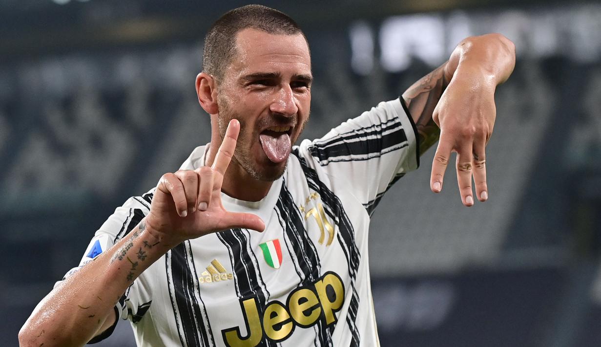 Leonardo Bonucci membuat keputusan mengejutkan kala dirinya memilih pindah ke AC Milan dari Juventus pada 2017 silam. Sayang, kariernya di San Siro kurang gemilang dan kembali ke Turin semusim berselang. Hingga musim ini, Bonucci masih menjadi pemain andalan Si Nyonya Tua. (Foto: AFP/Miguel Medina)