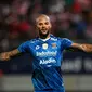 Selebrasi striker Persib Bandung, David Da Silva setelah mencetak gol pertama timnya ke gawang Madura United pada laga leg kedua final Championship Series BRI Liga 1 2023/2024 di Stadion Gelora Bangkalan, Madura, Jumat (31/5/2024). (Bola.com/Bagaskara Lazuardi)