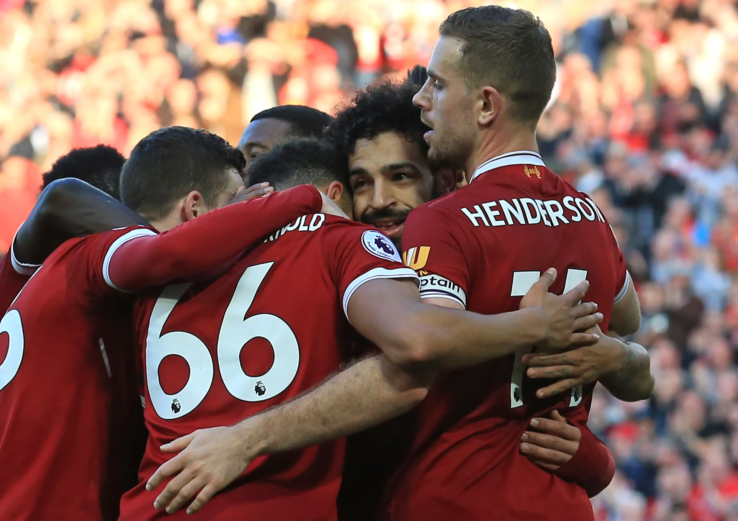 Para pemain Liverpool memberikan selamat kepada Mohamed Salah (dua dari kanan) usai pemain berkebangsaan Mesir tersebut mencetak gol ke gawang Bournemouth, pada laga lanjutan Premier League 2017-2018, di Stadion Anfield, Sabtu (14/4/2018). Liverpool unggu