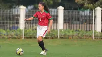 Aksi pemain Timnas Wanita Indonesia, Dhanielle Daphne saat melawan Legenda Indonesia pada laga uji coba di Lapangan ABC Senayan, Jakarta, Kamis (5/4/2018). Timnas Wanita Indonesia menang 3-2. (Bola.com/Nick Hanoatubun)