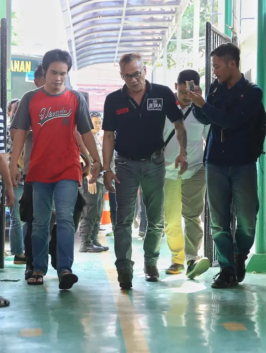 Sekedar mengingatkan, Tio Pakusadewo tertangkap narkoba pada Desember 2017 silam. Tio tertangkap di kediamannya kawasan Ampera, Jakarta Selatan dengan barang bukti berupa tiga klip plastik kecil berisi sabu seberat 1,06 gram. (Nurwahyunan/Bintang.com)