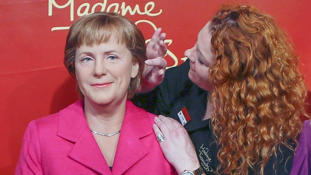 "Tiga kembaran" Angela Merkel diperkenalkan di Berlin