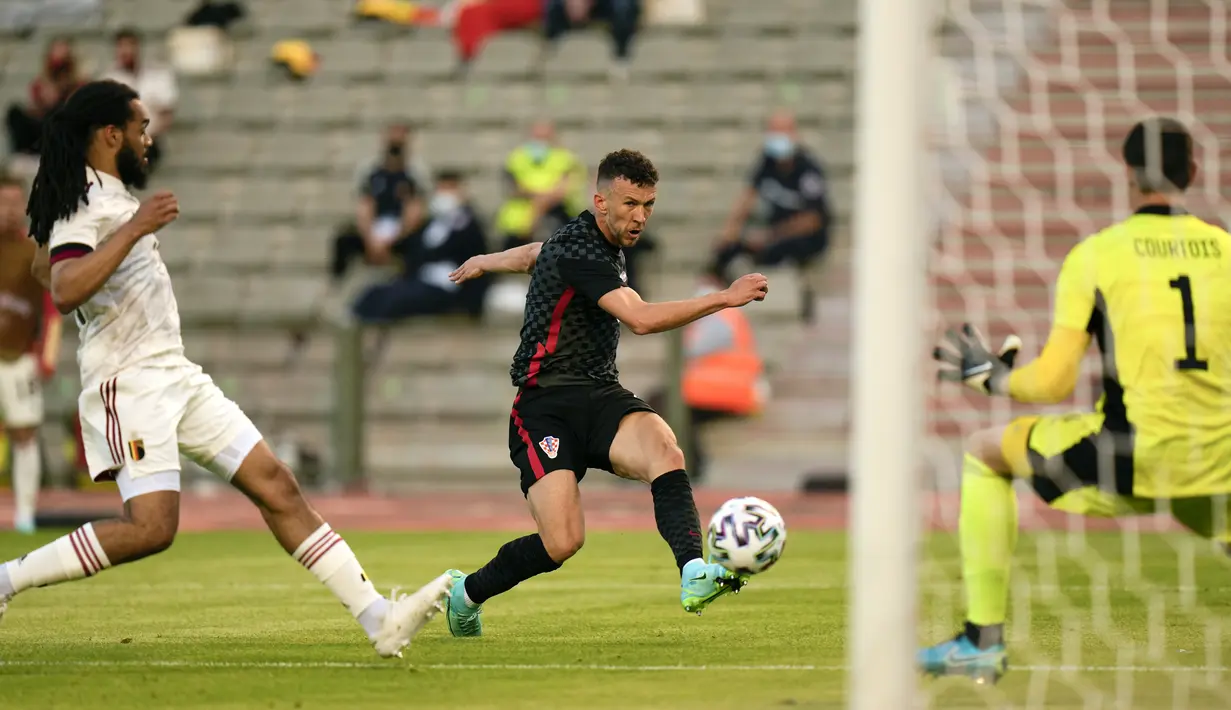 Gelandang timnas Kroasia, Ivan Perisic (tengah) melakukan percobaan gol ke gawang Belgia dalam laga uji coba menjelang Euro 2020 di Stade Roi Baudouin, Senin (7/6/2021) dinihari WIB. Belgia mengatasi Kroasia dengan skor 1-0 berkat gol semata wayang Romelu Lukaku. (AP Photo/Francisco Seco)