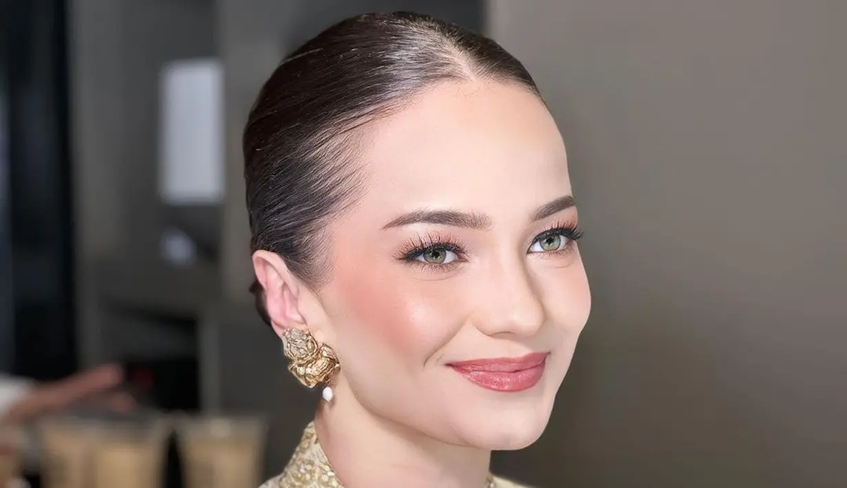 Polesan makeup flawless hasil tangan dingin Makeup Artist Philipe Karunia menyempurnakan penampilan Enzy di hari spesialnya. [Foto: IG/philipekarunia].