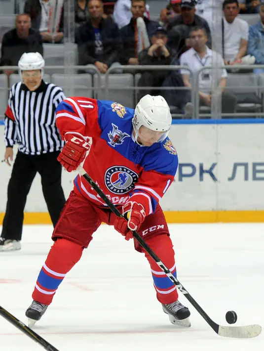 Presiden Rusia Vladimir Putin mengiring bola hoki es saat mengikuti gala Malam Ice Hockey League di Sochi, Rusia, 10 Mei 2016. (Reuters/ Mikhail Klimentyev/Sputnik/Kremlin)