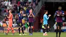 Pemain Barcelona memberikan aplaus usai mengalahkan Getafe pada laga La Liga di Stadion Camp Nou, Minggu (12/5). Barcelona menang 2-0 atas Getafe. (AFP/Josep Lago)