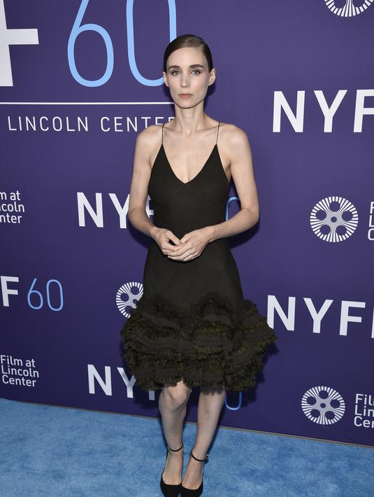 Rooney Mara berpose saat menghadiri pemutaran perdana "Women Talking" selama Festival Film New York ke-60 di Alice Tully Hall di New York pada Senin, 10 Oktober 2022. Gaunnya memiliki garis leher berpotongan rendah yang berakhir di tengah dadanya. (Photo by Evan Agostini/Invision/AP)