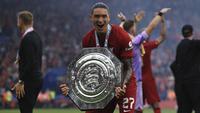 Pemain Liverpool, Darwin Nunez merayakan kemenangan timnya sambil membawa trofi Community Shield 2022/2023 usai mengalahkan Manchester City 3-1 di King Power Stadium, Sabtu (30/07/2022). (AP/Leila Coker)