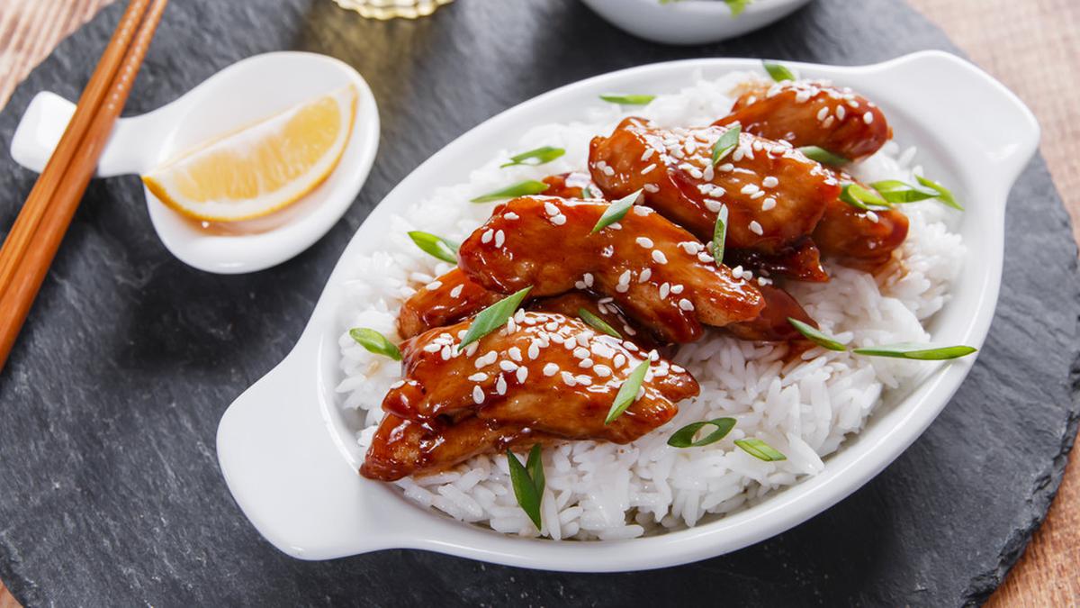 Sepiring ayam teriyaki Jepang dengan saus manis gurih