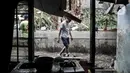 Aktivitas warga di rumahnya yang rusak akibat longsor di kawasan Kemang Timur XI, Jakarta Selatan, Minggu (21/2/2021). Warga berharap pemerintah segera memperbaiki lokasi longsor agar banjir segera surut juga adanya bantuan sosial. (merdeka.com/Iqbal S. Nugroho)