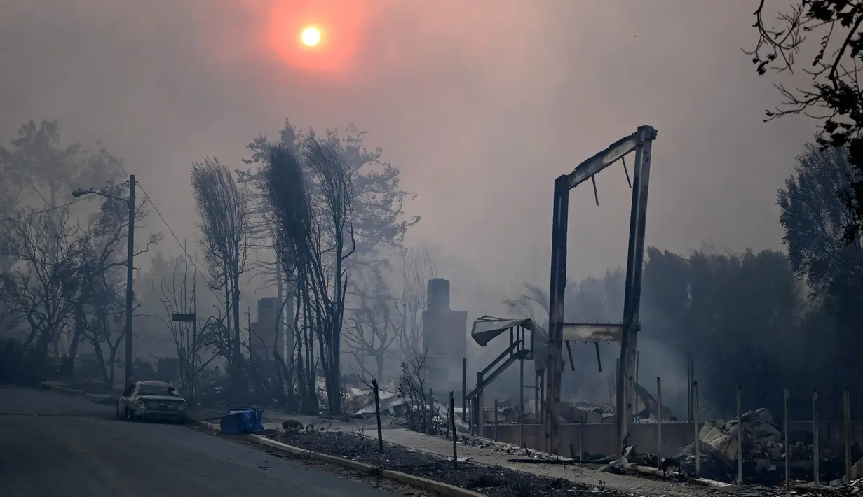 <p>Kebakaran mulai terjadi pada Selasa (7/1/2025) waktu setempat. Api terus berkobar tanpa henti yang diperparah kencangnya hembusan angin dan cuaca kering. (AGUSTIN PAULLIER/AFP)</p>
