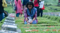 Keluarga korban berdoa di makam keluarga mereka yang menjadi korban tragedi Mei 98 di TPU Pondok Ranggon, Jakarta Timur, Rabu (8/5). (Liputan6.com/Gempur M Surya)