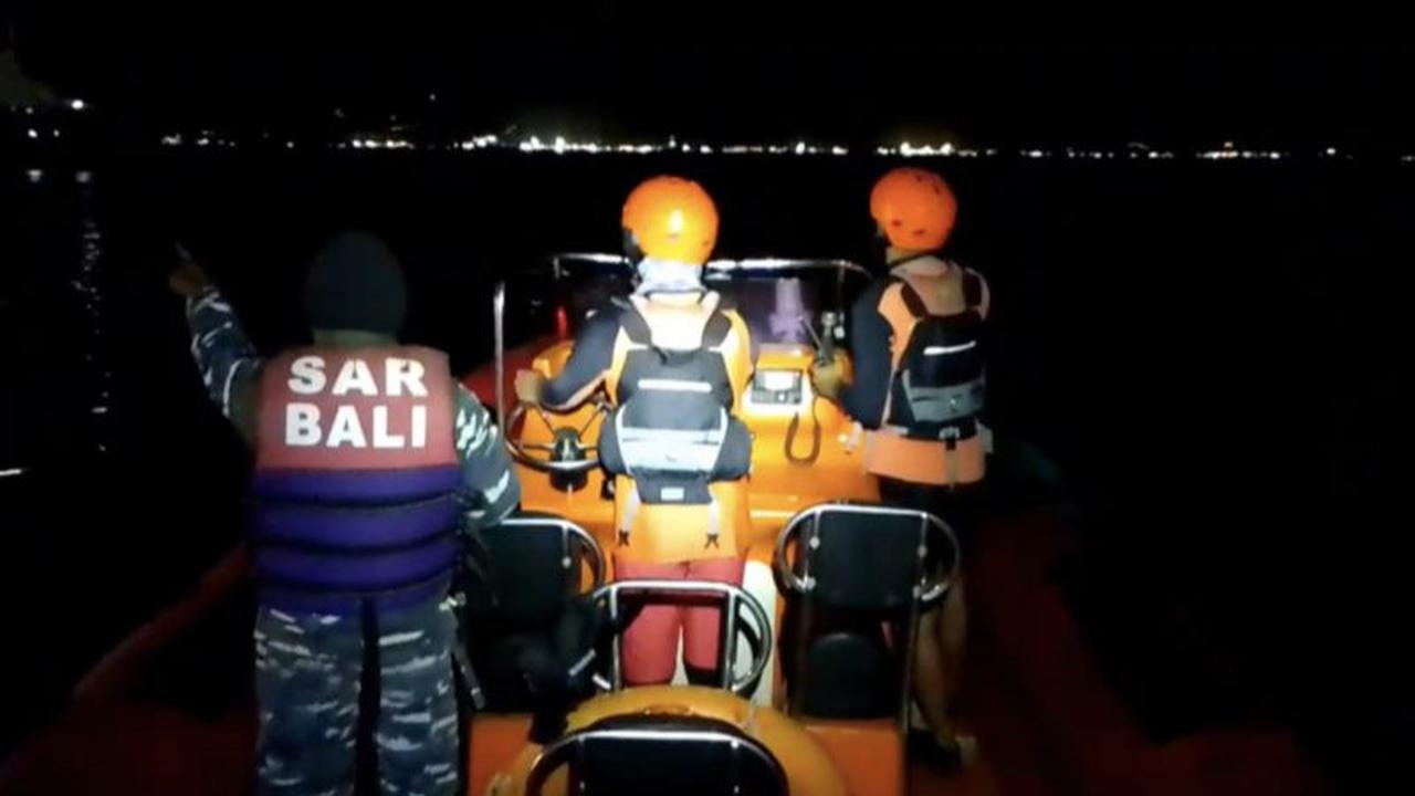 Pencarian penumpang KMP Tunu Pratama Jaya