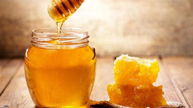 Cara Mencerahkan Wajah Kusam dengan madu