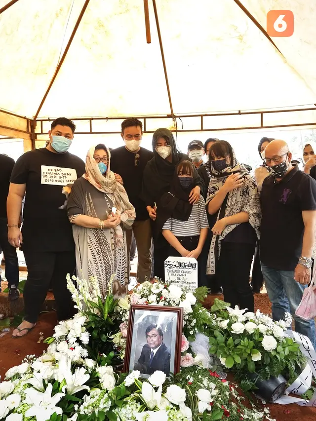 [Fimela] Pemakaman Ayah Ivan Gunawan