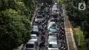 Kendaraan berjalan tersendat saat jam berangkat kerja di sejumlah jalanan Jakarta, Rabu (27/7/2022) pagi. Direktur Lalu Lintas Polda Metro Jaya Kombes Latif Usman berpendapat waktu keberangkatan pekerja menurutnya mesti diatur agar tidak menumpuk pada jam yang sama. (Liputan6.com/Faizal Fanani)