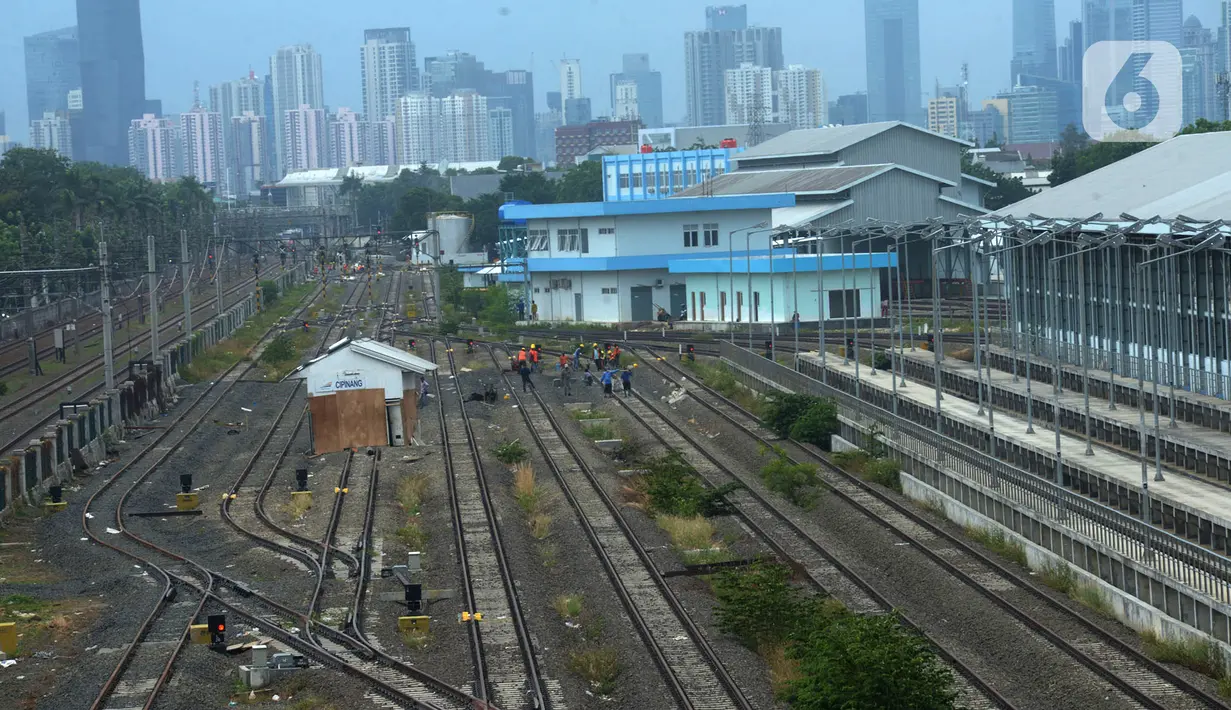 Pekerja menyelesaikan pengerjaan rangkaian rel di Depo Cipinang, Jakarta, Sabtu (16/11/2019). Proyek pembangunan Double-Double Track yang rampung pada awal 2019 masih dalam perbaikan di lajur Depo Cipinang. (merdeka.com/Imam Buhori)