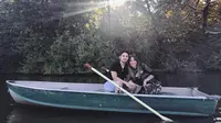 Kezia Toemion berfoto bersama kekasihnya Aditya Trihatmanto diatas perahu. Adi dan Kezia telah merajut kasih sejak masih berusia 16 tahun. Kini mereka siap untuk menapaki jejak yang lebih serius. (instagram/keziatoemion)