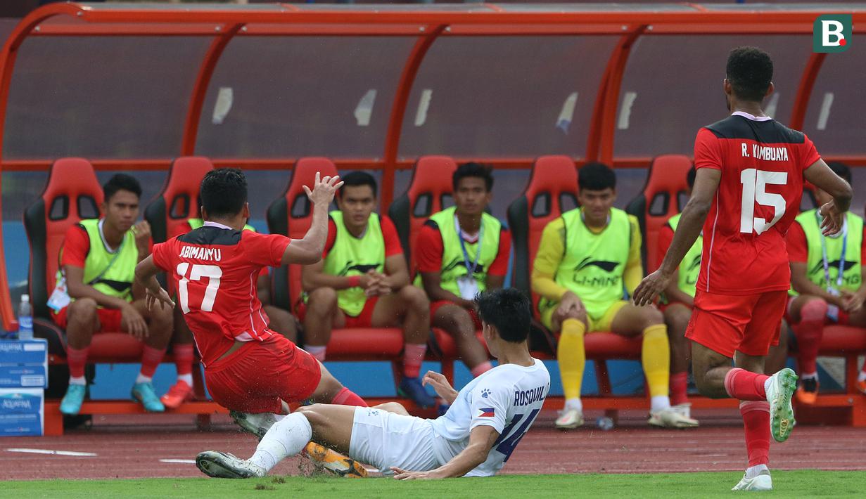 Kejadian tersebut berawal saat pemain Filipina, Jaime Rosquillo melanggar dengan keras Syharian Abimanyu saat keduanya berlari mengejar bola. (Bola.com/Ikhwan Yanuar)