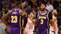 Dua bintang LA Lakers, LeBron James dan Anthony Davis, tampil gemilang saat timnya menang 123-115 atas Phoenix Suns pada laga lanjutan NBA di Talking Stick Resort Arena, Rabu (13/11/2019) pagi WIB. (GETTY IMAGES NORTH AMERICA / AFP)