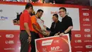 Pebasket Pelita Jaya Energi Mega Persada Jakarta, Adhi Pratama Prasetyo Putra (kedua kiri) meraih penghargaan Most Valuable Players (MVP) yang diserahkan usai jumpa di Jakarta, Jumat (1/5/2015). (Liputan6.com/Helmi Fithriansyah)