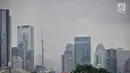 Suasana gedung-gedung bertingkat dengan langit mendung di kawasan Sudirman, Jakarta, Rabu (23/11). BMKG memperkirakan puncak musim hujan di Jakarta diprediksi terjadi sepanjang Januari hingga Februari 2019. (Liputan6.com/Faizal Fanani)