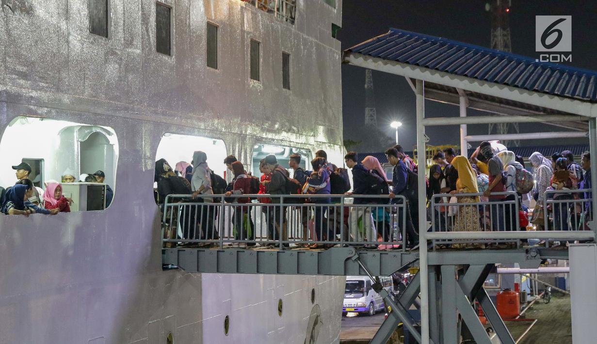 Pemudik antre saat memasuki kapal penyebrangan di Dermaga 1 Pelabuhan Penyebrangan Merak, Banten, Sabtu (1/6/2019). Hingga Sabtu (1/6) pukul 08.00 WIB, pemudik yang menyebrang dari pelabuhan Merak menuju Bakauheni mengalami peningkatan 30,1%. (Liputan6.com/Helmi Fithriansyah)