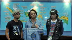  Bimbim Slank tak mau ambil pusing, dengan tantangan debat yang disampaikan pentolan . grup band Dewa 19 Ahmad Dhani, terkait dukungan grup band tersebut kepada Basuki Tjahaja Purnama Dalam Pilkada DKI Jakarta.
