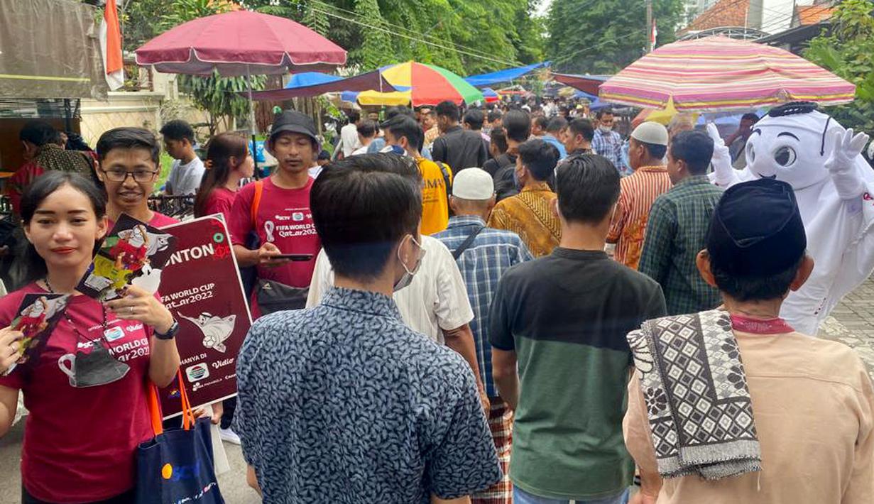 La'eeb memulai perjalanannya di Surabaya dengan mengunjungi Masjid Al Falah, Surabaya. Ia menyapa masyarakat sekitar yang baru saja menjalankan ibadah shalat Jumat berjamaah. (Procomm Surya Citra Media)
