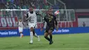 Pemain Malut United, David da Silva dijaga ketat oleh pemain Persija Jakarta, Thales Lira pada laga pekan ke-23 BRI Super League 2025/2026 yang berlangsung di Stadion Gelora Kie Raha, Ternate, pada Selasa (24/2/2026) malam. (Dok. Malut United)