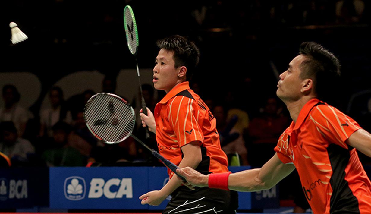 Aksi Tontowi Ahmad/Liliyana Natsir ganda campuran Indonesia saat bertanding melawan Zhang Nan/Zhao Yunlei di semifinal BCA Indonesia Open Premier Super Series 2015 di Istora Senayan Jakarta. (Peksi Cahyo/Bola.com)
