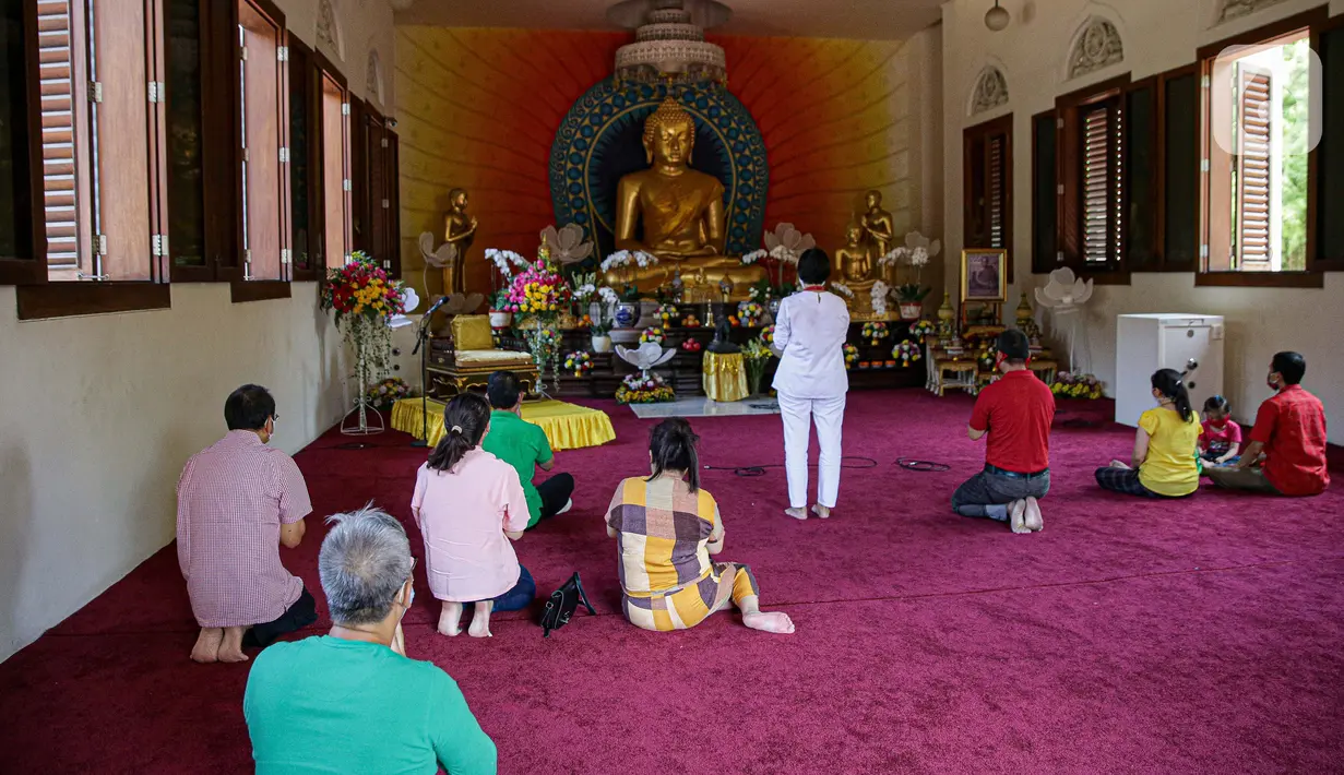 Seorang umat Buddha melakukan ibadah Hari Raya Tri Suci Waisak di Vihara Jakarta Dhammacakka Jaya, Rabu (26/5/2021). Pelaksanaan upacara Trisuci Waisak 2565/2021 dirayakan oleh umat Buddha secara terbatas dengan menerapkan protokol kesehatan secara ketat. (Liputan6.com/Faizal Fanani)