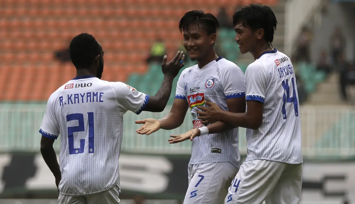 Striker Arema FC, Nur Hardianto, merayakan gol yang dicetaknya ke gawang Tira Persikabo pada laga Shopee Liga 1 di Stadion Pakansari, Bogor, Kamis (24/10). Arema tahan  imbang 1-1 Tira Persikabo. (Bola.com/Yoppy Renato)