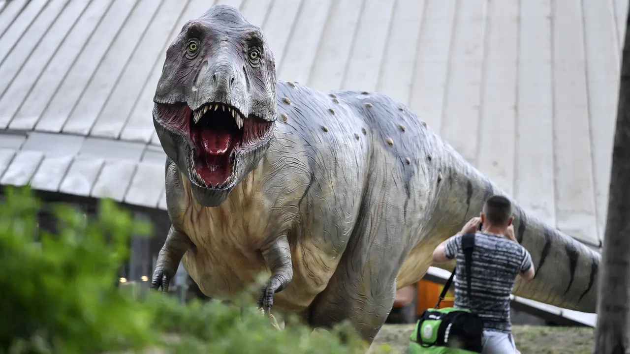 33 Dinosaurus Muncul di Kota Bochum Jerman
