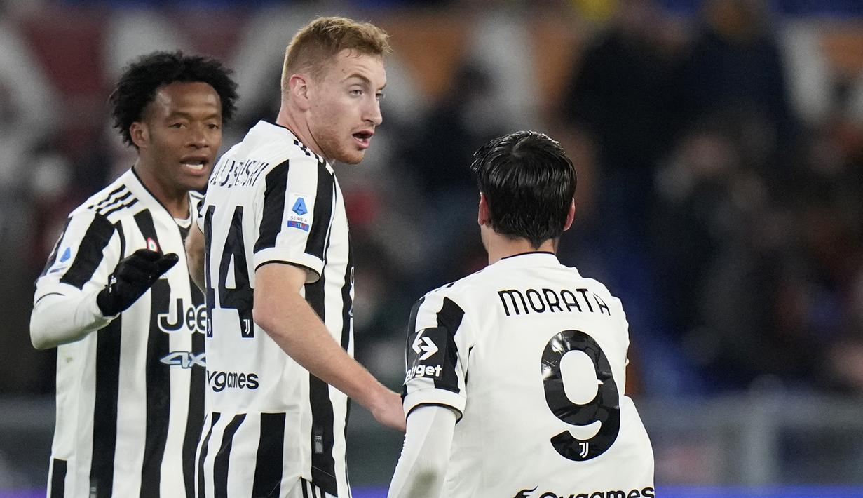 Dua menit berselang Juventus menyamakan skor 3-3 melalui Dejan Kulusevski. Ia berhasil meneruskan sepakan Alvaro Morata yang masih membentur Chris Smalling. (AP/Alessandra Tarantino)