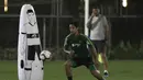 Pemain Timnas Indonesia, Irfan Bachdim, mengontrol bola saat latihan di Lapangan ABC Senayan, Jakarta, Jumat (7/6). Latihan ini persiapan jelang laga persahabatan melawan Yordania. (Bola.com/Yoppy Renato)