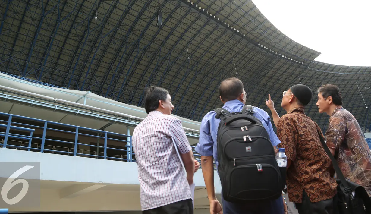 Subkontraktor pembangunan Stadion Gedebage menjelaskan konstruksi atap stadion pada tim ahli, Bandung, Rabu (10/6/2015). Penyidik dan tenaga ahli mengecek fisik stadion dalam kasus korupsi pembangunan Stadion Gedebage (Liputan6.com/Awan Harinto)